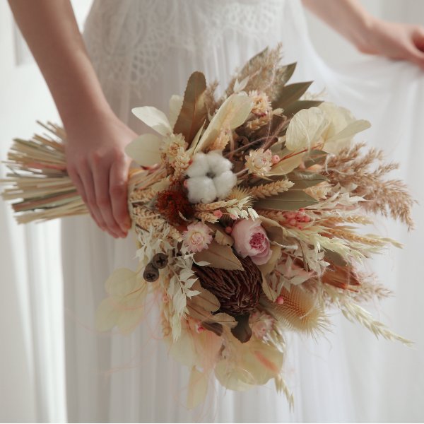 Use dried flowers in wedding decorations Use dried flowers in wedding decorations